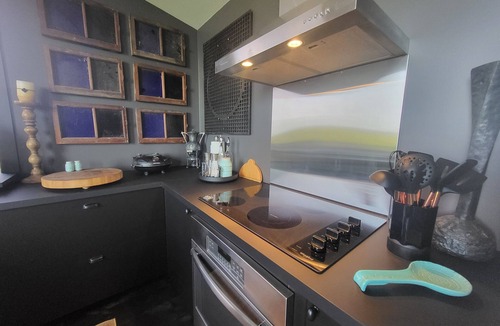 Batoche Cottage | The Deck House. Private, Countryside Getaway Hot tub-Plunge pool- Sauna-Theatre