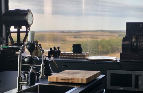 Batoche Cottage | The Deck House. Private, Countryside Getaway Hot tub-Plunge pool- Sauna-Theatre