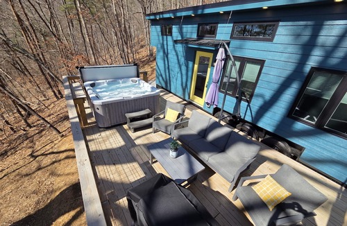 Waynesville Ski Chalet | The Deer Haven Tiny Home Near Asheville & Waynesville w/Hot Tub & Mtn Views