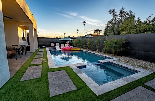 New Papago Parkway House | The Desert Rose - FREE Pool/Spa Heat, Putting Green, 10 minutes from Old Town