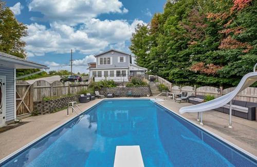 Penetanguishene House | The Discovery Retreat: Heated Pool, Hot Tub, Firepit, BBQ, Sauna, Game Room