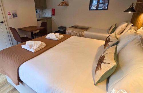 Dibden Purlieu House | The Distinguished Squirrel - Room 4 - New Forest