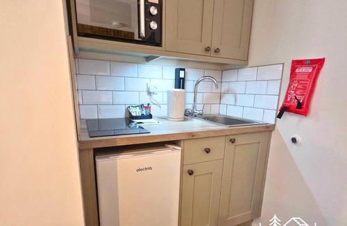 Dibden Purlieu Apartment | The Distinguished Squirrel - Room 4 - New Forest