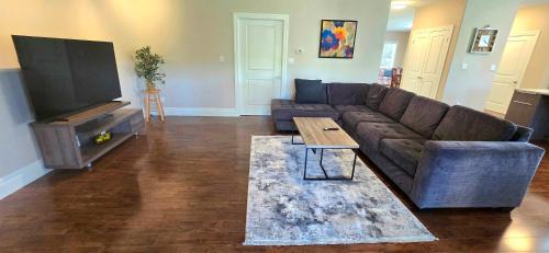 Doon South House | The Doon Retreat - Large Private Suite Near 401
