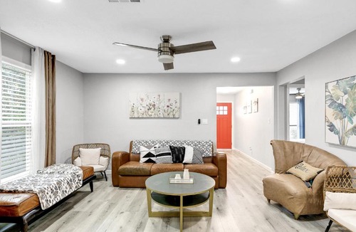 Brenham House | The Dragonfly at Brenham - Steps from downtown cottage