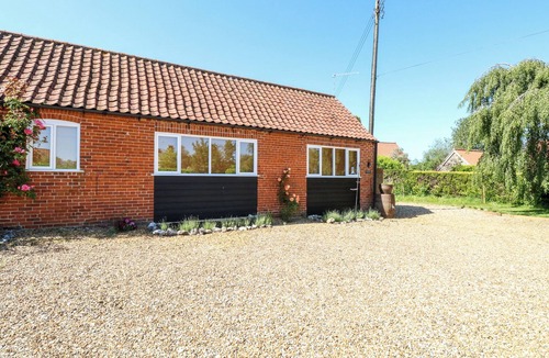 Stow Bedon Cottage | THE DUCK HOUSE, romantic, with hot tub in Watton