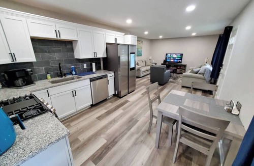 Mentor Headlands House | The Eagles Nest | King Bed | 5 Bds 2 Bath | Patio