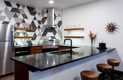 Charlevoix Hotel | The Earl
