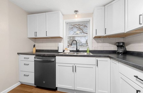 Sioux Falls House | The Easy Escape: A Delightful 2 Bedroom Downtown Retreat | House in Sioux Falls