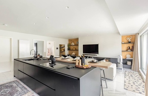 Jambes Apartment | The Edgewater Suites RIVERSIDE
