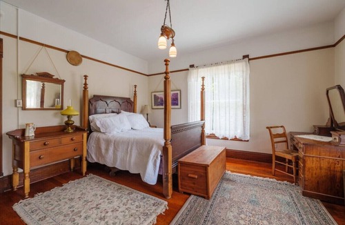 Timberville House | The Elora - Spacious Luxury Historic Retreat
