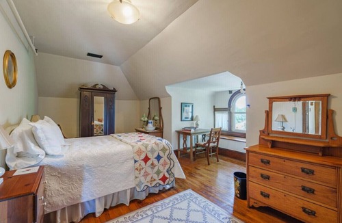 Timberville House | The Elora - Spacious Luxury Historic Retreat