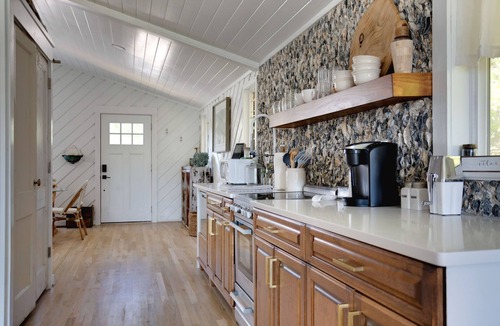 Emerald Isle Cottage | The Emerald Cottage - renovated 1950s beach cottage one block to beach ,hot tub🤍