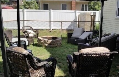 St. James House | THE ENTIRE HOUSE IS NO LONGER AVAILABLE. ROOMS ONLY. PETS WELCOME
