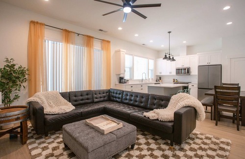 Eagle Point House | The Fairway Townhouse | Minutes from Golf Course | Sleeps Up To 7