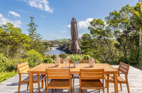 Haruru House | The Falls View - Haruru Falls Holiday Home