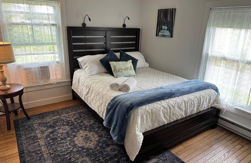 Hamilton House | The Farmhouse - 2 ml from Colgate, king bed, family friendly, sleeps 10