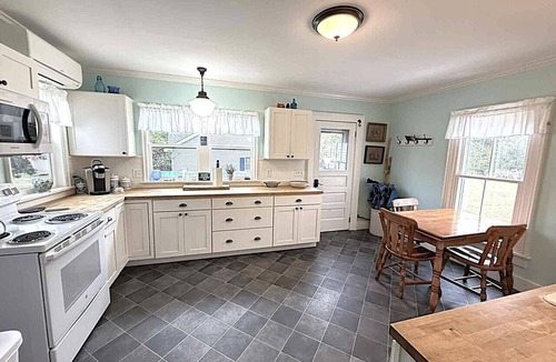 Kelleys Island House | The Farmhouse with Beach - 5 Bdrms/2Bths