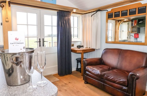 Ryther Cottage | THE FENTON, character holiday cottage, with a garden in Tadcaster