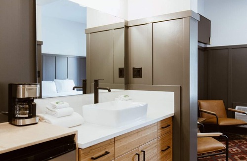 Rossland Apartment | The Flying Steamshovel Inn - Room 4