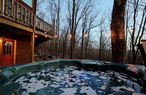 Alpine Lake Apartment | The Fox Den: Perfect Retreat with Double Master Suites, Hot Tub & A/C