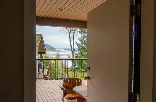 Deroche Bed & Breakfast | The Fraser River's Edge B&B Lodge