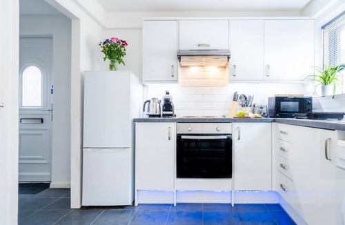 Bletchley Villa | The Frensham | House w. Garden | Pet Freindly | eco-Short Term Let by SILVA