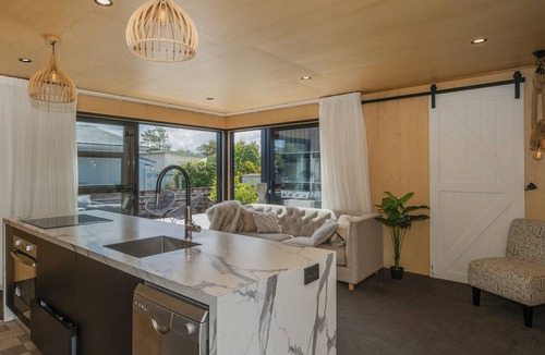 Whangamata Cottage | The Front Deckhouse - Whangamata Holiday Home