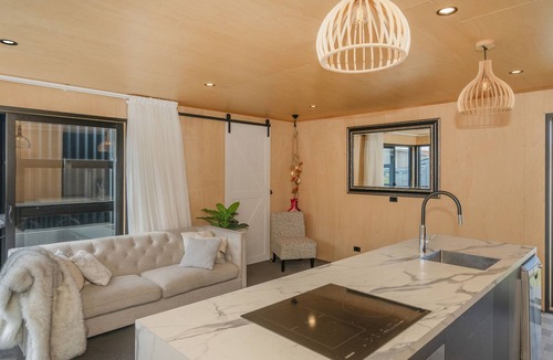 Whangamata Cottage | The Front Deckhouse - Whangamata Holiday Home