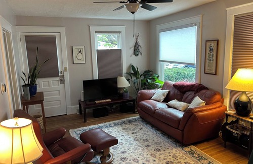 Northampton Apartment | The Gallery- Bright Sunny 2 Bedroom Apartment minutes from Downtown Northampton
