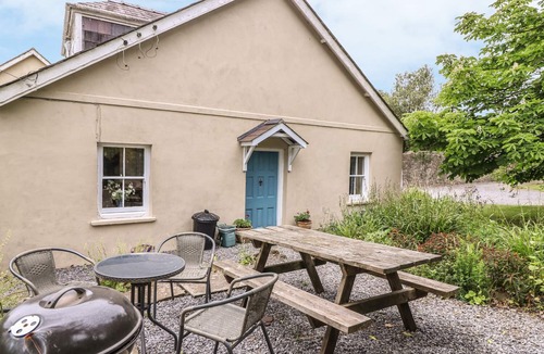 Llandefeilog Cottage | THE GARDEN COTTAGE, pet friendly, country holiday cottage in Kidwelly