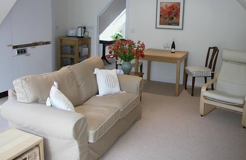 Selborne Cottage | THE GARDEN STUDIO, pet friendly, with a garden in Selborne