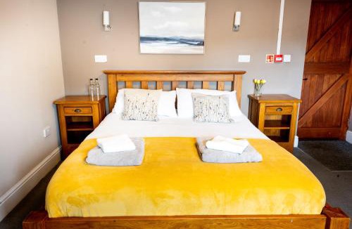 Hook Norton Hotel | The Gate Hangs High