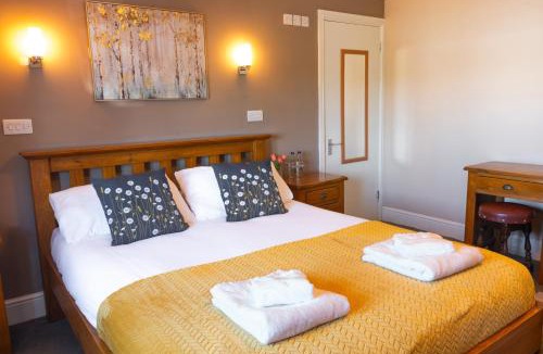 Hook Norton Hotel | The Gate Hangs High