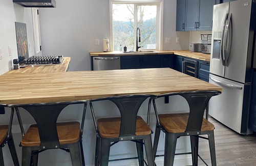 South Gateway House | The Gathering at Jonmart SE Salem 5-bedroom house tranquil with AC, fenced Yard.
