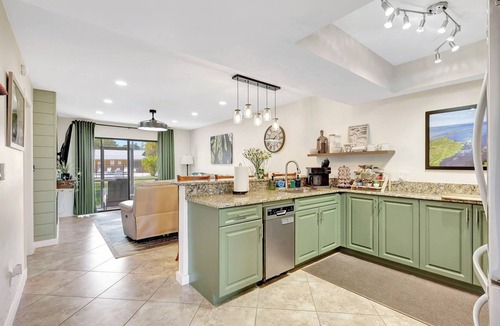 Clewiston Condo | The Gator Escape -Poolside Condo walk to Tiki Bar