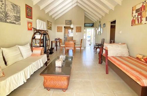 Apple Hall House | The Gem is located a few minutes walk to the gorgeous Bottom Bay Beach