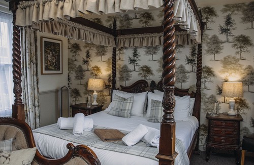 Warminster Hotel | The George Inn