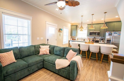 Celina Cottage | The Getaway: 3 bed/2 bath Lakeside Cottage w/King Beds & Hot Tub!