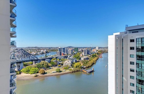 Brisbane Central Business District Apartment | The Gilded Gallery I Art-Inspired Luxe Retreat