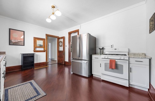 Mann Apartment | The Gilded Goose - spacious 4-bedroom with 10-minute walk to downtown Iowa City