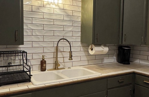 Weed Apartment | The Gilded Suite on Main