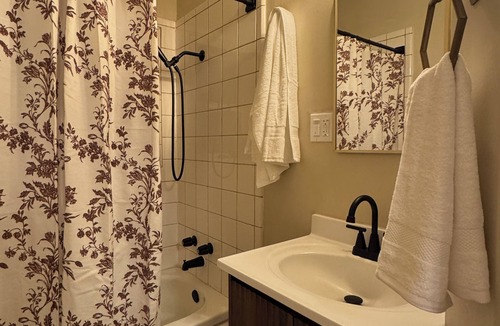 Weed Apartment | The Gilded Suite on Main