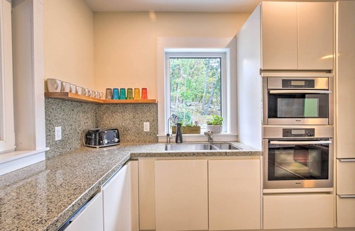 Garrison House | 'The Glabin’: Garrison Gem w/Hot Tub & Fire Pit