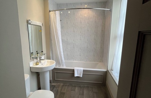 Central Aberdeen Hotel | The Globe Inn