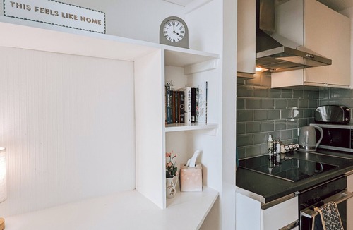 Lancaster Gate Apartment | The Gloucester Studio near Paddington Station