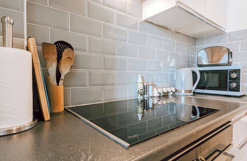Lancaster Gate Apartment | The Gloucester Studio near Paddington Station