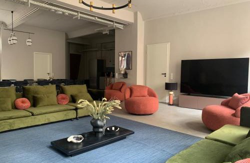 Friedrichshain-Kreuzberg Apartment | The Glowgauer - Spacious 9 Bedroom Apartment