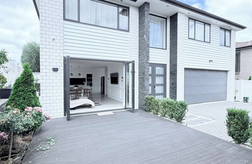 Mount Albert House | THE GOLDEN RETREAT !