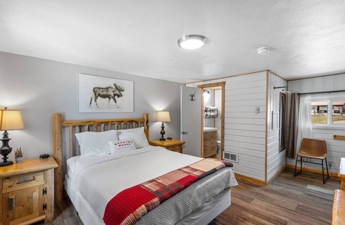 West Yellowstone Hotel | The Gopher Queen Room at The Bucking Moose, just 1 minute from Yellowstone in West Yellowstone.